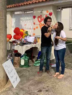 Sugestão de chá de cozinha tema drive trhu. Ambiente aberto com mesa e painel . Casal recepcionando
