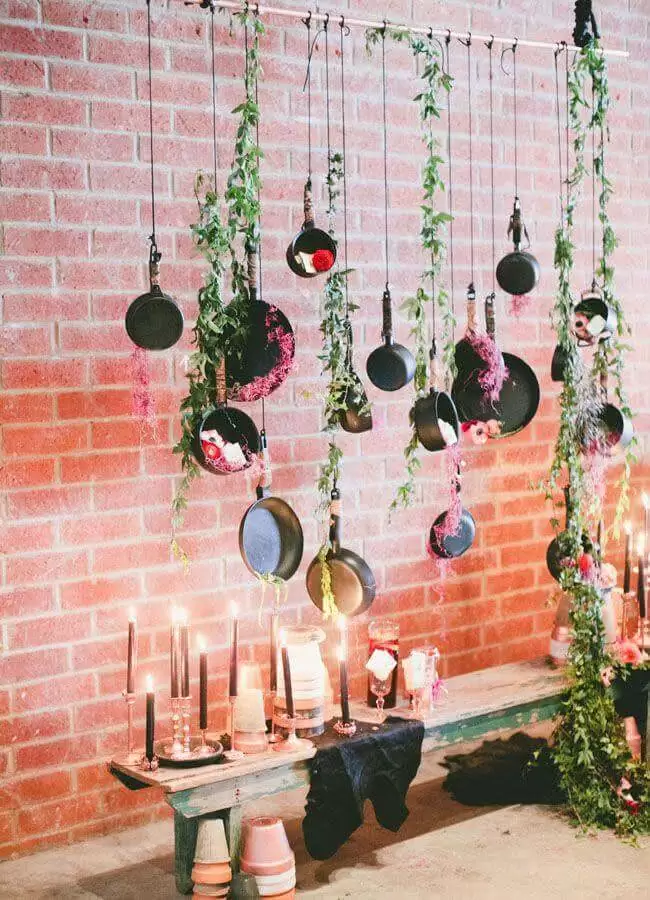 Decoração Chá de cozinha tema Rústico à frente de painel natural com tijolos à mostra.