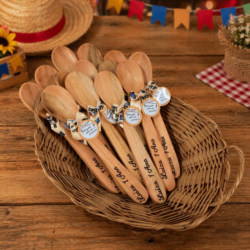 lembrancinhas festa junina feitas à mão com tecido xadrez e detalhes rústicos