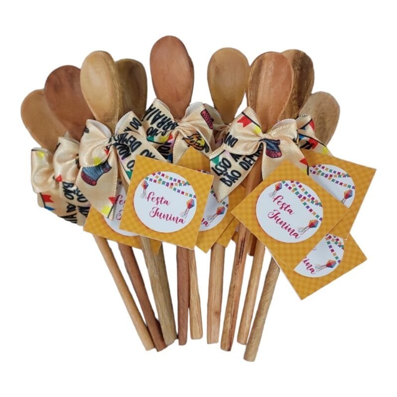 lembrancinhas festa junina úteis como canecas e colheres decoradas