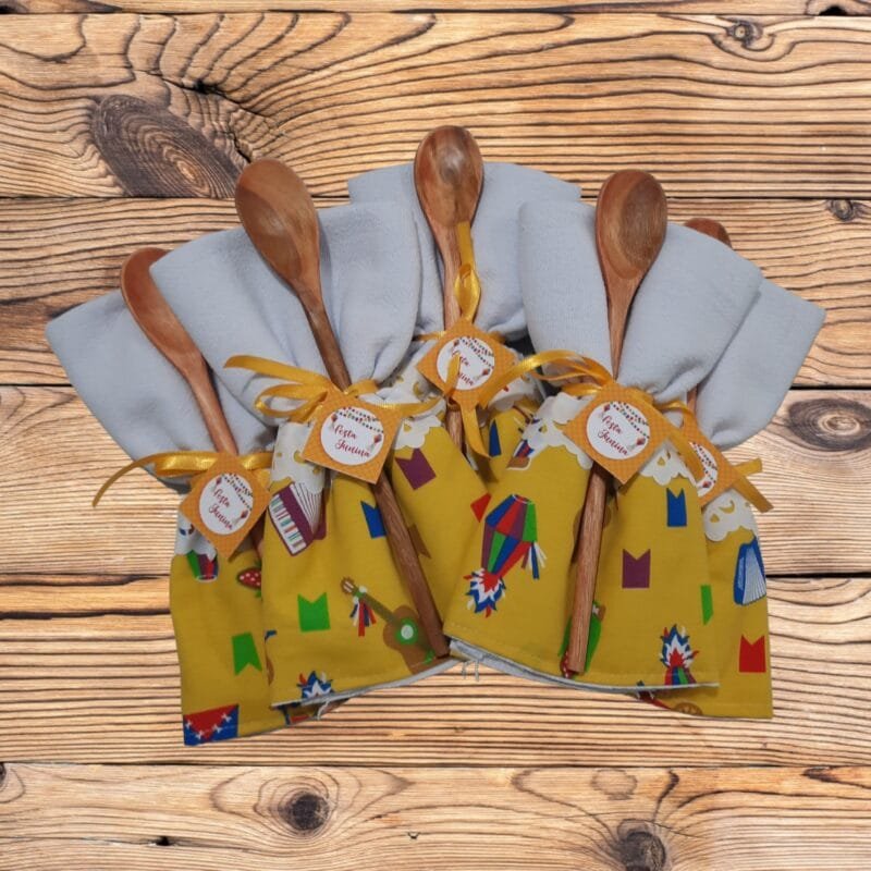 lembrancinhas festa junina personalizadas com nome e data em tags decorativas