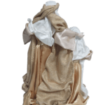 Peça religiosa com acabamento em tecido e detalhes delicados, ideal para decoração espiritual.