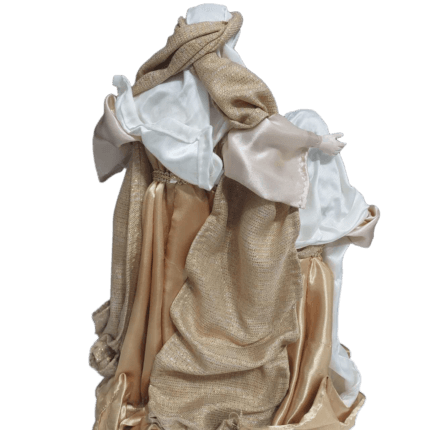 Peça religiosa com acabamento em tecido e detalhes delicados, ideal para decoração espiritual.