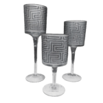 Conjunto com três castiçais de vidro com design geométrico moderno, ideal para composições elegantes em mesas e aparadores.