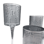 Versatilidade dos castiçais sendo utilizados como vasos com flores, trazendo charme e leveza à decoração.