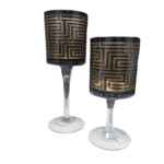Castiçais com velas criando iluminação aconchegante e destacando o padrão geométrico elegante.