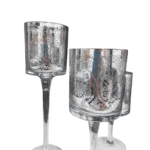 Uso versátil dos castiçais como vasos com flores, destacando sua sofisticação.