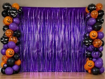 Painel decorativo de Halloween com cortina metalizada roxa brilhante utilizada como fundo para fotos e decoração temática.
