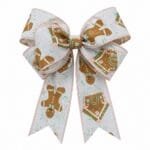 Modelo Ginger Candy com estampas de casinhas de doces e gingerbread em tons candy colors sobre fundo delicado.