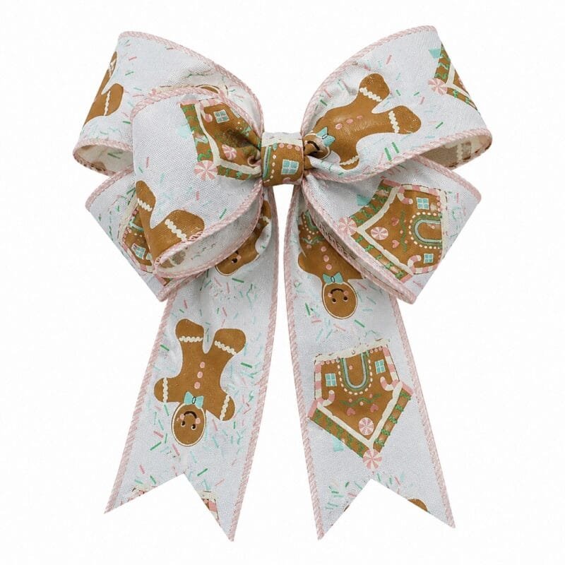 Modelo Ginger Candy com estampas de casinhas de doces e gingerbread em tons candy colors sobre fundo delicado.