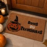 Tapete capacho temático para porta de entrada, ideal para decorar casas, apartamentos, halls e varandas cobertas no Halloween.