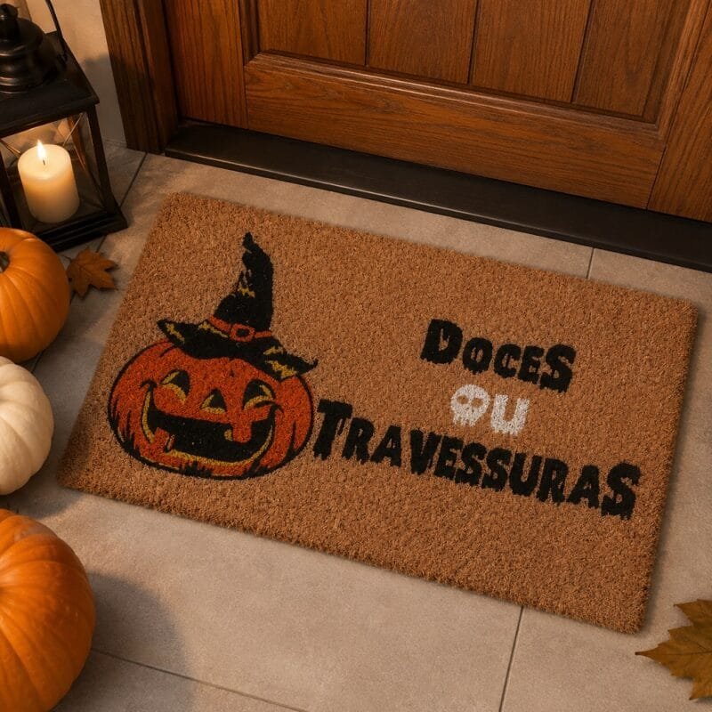 Tapete capacho temático para porta de entrada, ideal para decorar casas, apartamentos, halls e varandas cobertas no Halloween.