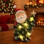 Papai Noel em resina com árvore de Natal com LED, ideal para decoração encantadora.