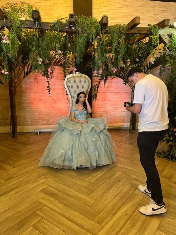 Debutante em trono Luis XV Dourado Capitone