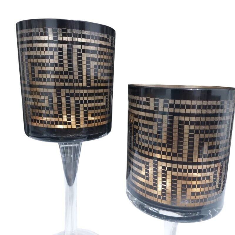 Castiçais com velas criando iluminação aconchegante e destacando o padrão geométrico elegante.