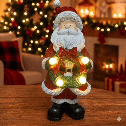 Papai Noel em resina segurando guirlanda iluminada, ideal para decoração natalina sofisticada.