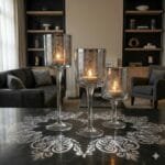 Conjunto com três castiçais de vidro com padrão arabesco elegante, ideal para decoração sofisticada.