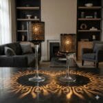 Conjunto com dois castiçais de vidro geométrico em preto e dourado, ideal para decoração sofisticada.