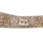 Modelo Ginger Candy com estampas de casinhas de doces e gingerbread em tons candy colors sobre fundo delicado.