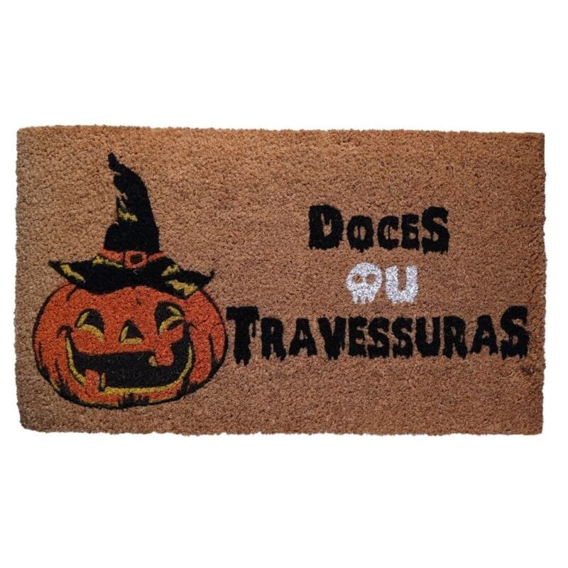 Capacho decorativo com abóbora, chapéu de bruxa e frase divertida, perfeito para criar uma entrada temática e charmosa.
