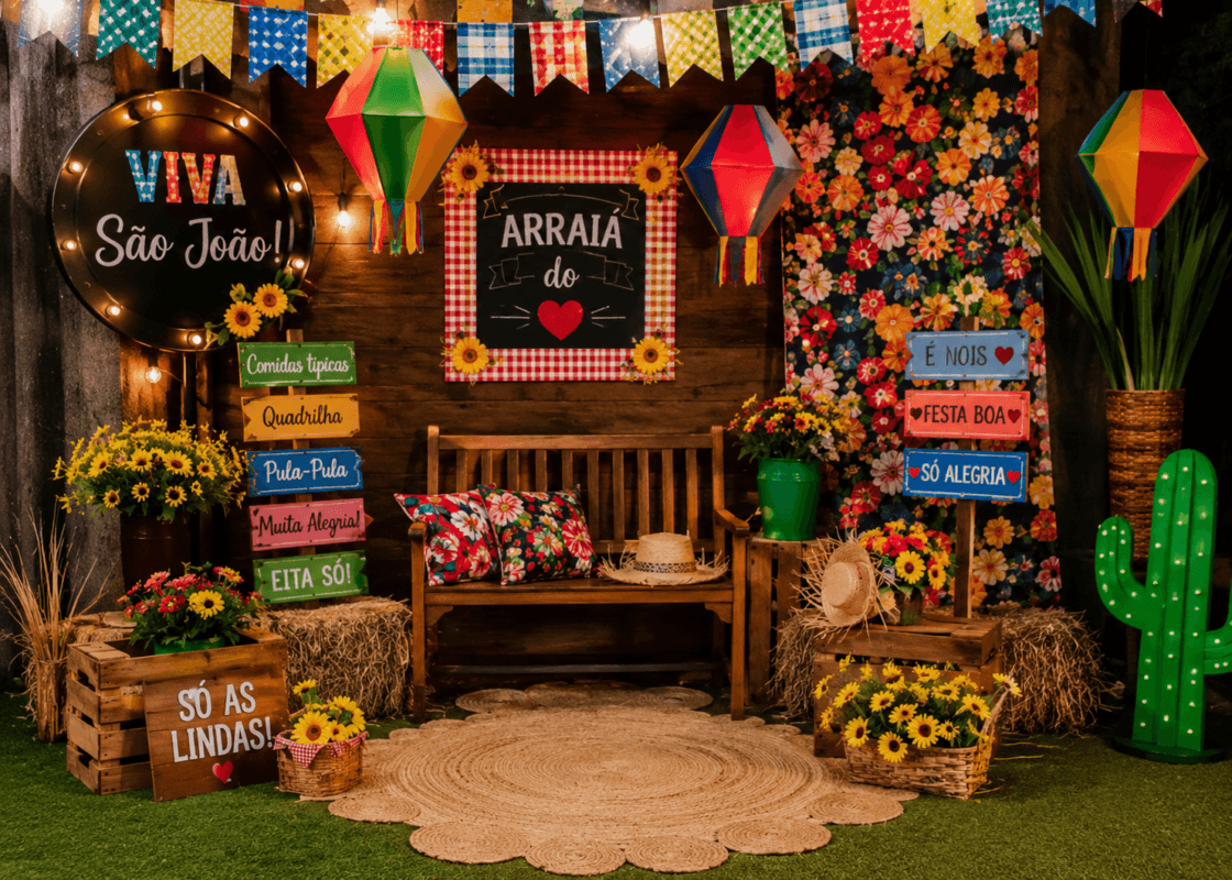 Espaço instagramável com bandeirinhas, balões decorativos, flores e placas divertidas para fotos dos convidados.