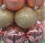 Combinação de bolas natalinas em tons Verde Tiffany, Rose Gold e Dourado para compor árvores de Natal harmoniosas e cheias de personalidade.