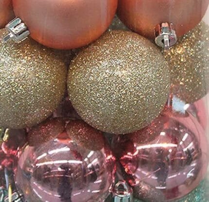 Combinação de bolas natalinas em tons Verde Tiffany, Rose Gold e Dourado para compor árvores de Natal harmoniosas e cheias de personalidade.