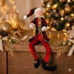 Elfo decorativo natalino na cor vermelha com acabamento em veludo, pernas flexíveis e corpo aramado, ideal para mesas, aparadores e árvores de Natal.