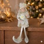 Fada decorativa natalina em tom branco com detalhes brilhantes, acabamento refinado e visual delicado para complementar árvores e cenários de Natal.
