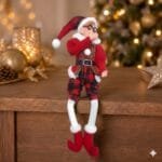 Elfo decorativo natalino na cor vermelha com acabamento em veludo, pernas flexíveis e corpo aramado, ideal para mesas, aparadores e árvores de Natal.