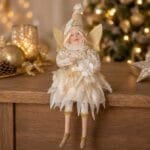 Fada decorativa natalina em tom champanhe com detalhes brilhantes, acabamento refinado e visual delicado para complementar árvores e cenários de Natal.