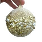 Kit com quatro bolas decorativas de 10 cm, disponíveis nas cores vermelha, dourada ou champanhe, com acabamento em glitter, pérolas e paetês.