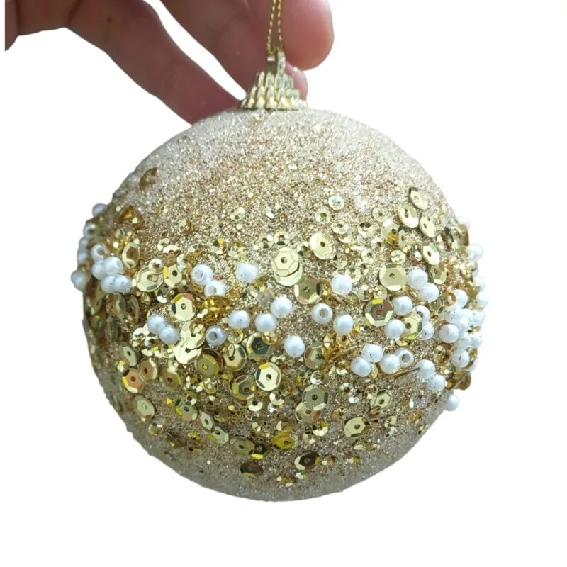 Kit com quatro bolas decorativas de 10 cm, disponíveis nas cores vermelha, dourada ou champanhe, com acabamento em glitter, pérolas e paetês.