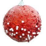 Bola decorativa de Natal com acabamento refinado em glitter, pérolas e paetês, perfeita para destacar árvores, guirlandas e arranjos natalinos.