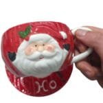 Xícara com pires Papai Noel em cerâmica compondo uma mesa posta de Natal elegante e aconchegante, ideal para café, chá ou chocolate quente.