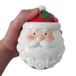 Pote natalino de cerâmica modelo Papai Noel com tampa, ideal para decorar cozinhas, armazenar açúcar, balas e biscoitos durante o Natal.