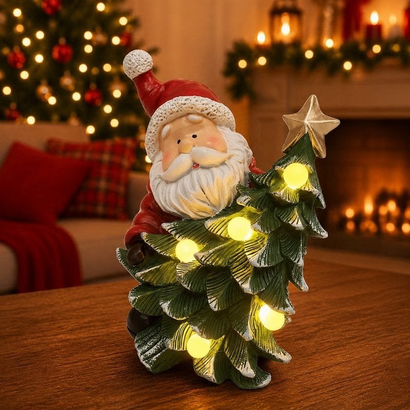 Close em figuras natalinas de resina com Papai Noel, rena e casinha decorativa, destacando pintura detalhada, texturas, pequenos acessórios e acabamento sofisticado.