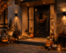 Fachada moderna decorada com abóboras iluminadas, lanternas, folhas secas, guirlanda temática e iluminação cênica acolhedora.