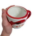 Caneca decorativa em cerâmica com detalhes natalinos, ideal para mesa posta, cozinha decorada e ambientes acolhedores.