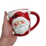 Caneca decorativa em cerâmica com detalhes natalinos, ideal para mesa posta, cozinha decorada e ambientes acolhedores.