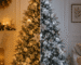 Árvore de Natal elegante mostrando a diferença visual entre iluminação LED branco quente e branco frio, com decoração sofisticada e ambiente natalino aconchegante.
