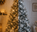 Árvore de Natal elegante mostrando a diferença visual entre iluminação LED branco quente e branco frio, com decoração sofisticada e ambiente natalino aconchegante.