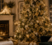 Decoração natalina elegante com cristais transparentes, ornamentos em vidro, dourado fosco, velas e detalhes sofisticados para o Natal 2026.
