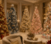 Árvore de Natal sofisticada decorada com diferentes combinações de cores, incluindo vermelho e dourado, azul e prata, tons neutros e candy colors, ambiente elegante