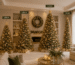 Sala de estar elegante mostrando árvores de Natal de diferentes tamanhos em comparação visual, incluindo modelos de 1,50 m, 1,80 m, 2,10 m e uma árvore slim, decoração natalina sofisticada.