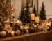 Composição decorativa sobre aparador de madeira com pequenas árvores, bolas natalinas marrons e champanhe, pinhas, flores, velas LED e objetos dourados foscos.
