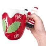 Caneca de cerâmica com Papai Noel em alto-relevo, acabamento refinado e design exclusivo para decoração do cantinho do café.