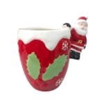 Caneca de cerâmica com Papai Noel em alto-relevo, acabamento refinado e design exclusivo para decoração do cantinho do café.