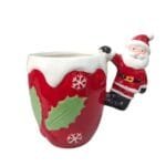 Caneca de cerâmica com Papai Noel em alto-relevo, acabamento refinado e design exclusivo para decoração do cantinho do café.