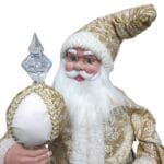 Papai Noel musical de 70 cm com movimento, música natalina e acabamento luxuoso em tecidos sofisticados para decoração de Natal.